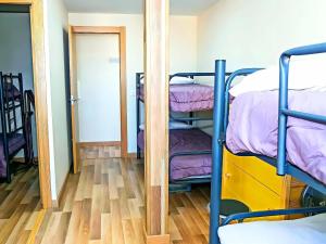 Pokój z kilkoma łóżkami piętrowymi w obiekcie Apartamento w mieście Sierra Nevada +37 zdjęć