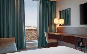 Postel nebo postele na pokoji v ubytování Hampton By Hilton Edinburgh Airport