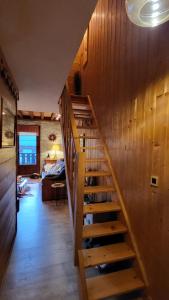 モリヨンにあるAlpen Marvelのベッドルーム1室の客室には木製の階段