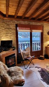 モリヨンにあるAlpen Marvelのリビングルーム(椅子、暖炉付)