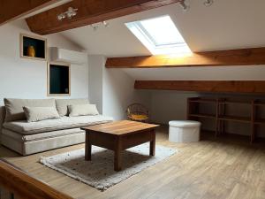 a living room with a couch and a table at Duplex refait à neuf - Pibrac, proche Colomiers in Pibrac