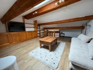 a living room with a couch and a table at Duplex refait à neuf - Pibrac, proche Colomiers in Pibrac