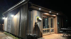 ein Gebäude mit einem Pflanzer auf der Seite in der Unterkunft Domaine du Chant de la Planche - SPA - Hautes Vosges in Saulxures-sur-Moselotte