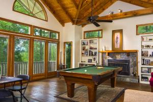 sala de estar con mesa de billar y chimenea en Belle Ridge, en Blue Ridge