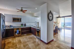 Η κουζίνα ή μικρή κουζίνα στο Breakwater Point 603