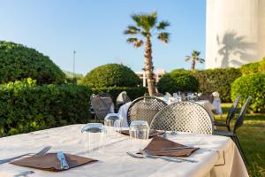 A garden outside Baia dei Mulini Resort & Spa