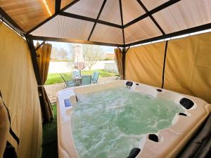 Fotografie z fotogalerie ubytování Appartement T2 confortable - Piscine et Jacuzzi v destinaci Pierrelaye