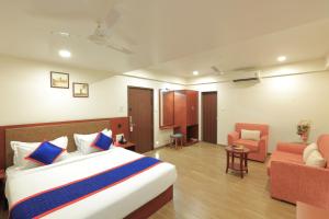 Zip By Spree Hotels Kolhapur客房内的一张或多张床位