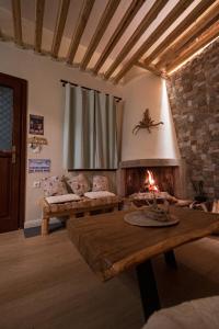 ein Wohnzimmer mit Sofa und Kamin in der Unterkunft PineNpeak in Arachova