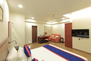 Zip By Spree Hotels Kolhapur的电视和/或娱乐中心