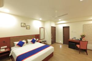 Zip By Spree Hotels Kolhapur客房内的一张或多张床位