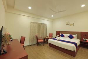 Zip By Spree Hotels Kolhapur客房内的一张或多张床位
