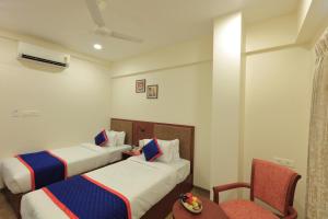 Zip By Spree Hotels Kolhapur客房内的一张或多张床位