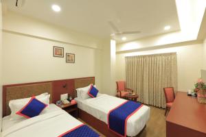 Zip By Spree Hotels Kolhapur客房内的一张或多张床位
