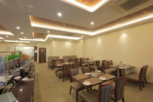 Zip By Spree Hotels Kolhapur的电视和/或娱乐中心