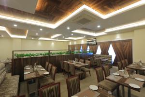 Zip By Spree Hotels Kolhapur餐厅或其他用餐的地方