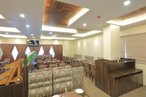 Zip By Spree Hotels Kolhapur的休息区