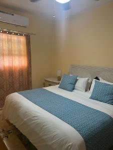 Rúm í herbergi á Steps Away from Adventure -2bedroom & 1 Bath +4 myndir