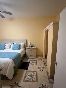 Rúm í herbergi á Steps Away from Adventure -2bedroom & 1 Bath