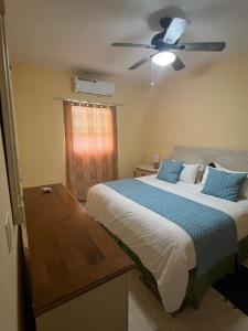 Rúm í herbergi á Steps Away from Adventure -2bedroom & 1 Bath