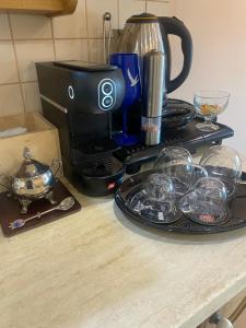 桑丹斯基Мезонет “Djanina”的配有咖啡机和玻璃杯的台面 更多22张照片