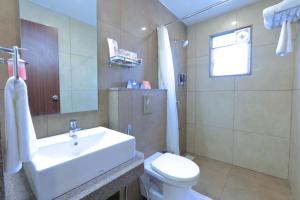 Zip By Spree Hotels Kolhapur的一间浴室