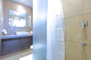 Zip By Spree Hotels Kolhapur的一间浴室