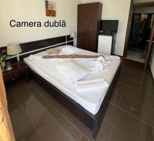 Postel nebo postele na pokoji v ubytování Complex Gec Histria Mamaia