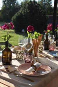 a table with a plate and wine glasses and flowers at Kurkse KUUR in Kurkse +32 photos