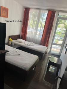 Postel nebo postele na pokoji v ubytování Complex Gec Histria Mamaia