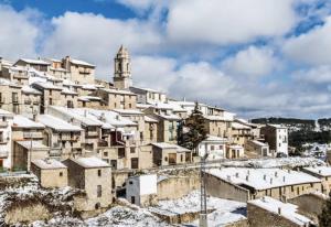 una città ricoperta di neve su una montagna di Casa Yolanda a Bojar
