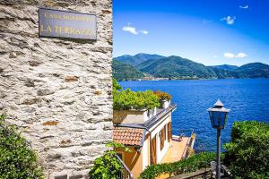 Dos fotografías de un edificio al lado de un cuerpo de agua. en La Terrazza, en Carmine