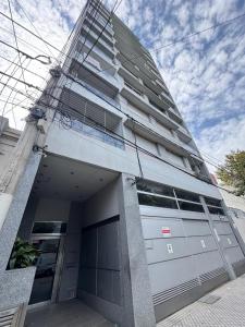 a building with a lot of windows on the side of it at Departamento en Rosario centro 2 in Rosario