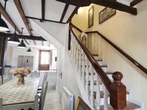 a staircase with a table and a vase of flowers at Casa Entrepeñas 3000 in Villegar