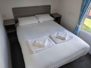 Imagen de la galería de Seaside retreat - 3 bedrooms with decking sleeps 8, en Kent
