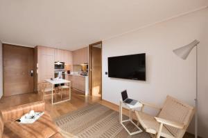 Televisyen dan/atau pusat hiburan di One Bedroom with Sofa Cama - El Golf- Aparthotel