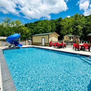 Dudley Creek RV Resort内部或周边的泳池