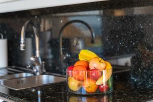 un bol de fruta en una barra en la cocina en Beach House Monte Rojo, en San Agustín 49 fotos más