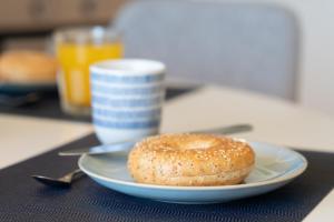 un plato blanco con un bagel en una mesa en Beach House Monte Rojo, en San Agustín