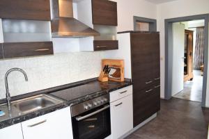 eine Küche mit Spüle und Herd oberen Backofen in der Unterkunft Haus Storjohann Dagebüll in Dagebüll