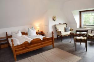 ein Schlafzimmer mit einem Bett und einem Tisch und Stühlen in der Unterkunft Haus Storjohann Dagebüll in Dagebüll
