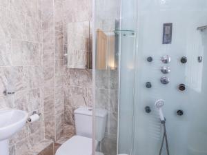 Ένα μπάνιο στο Stapleton Farm Bungalow +29 φωτογραφίες