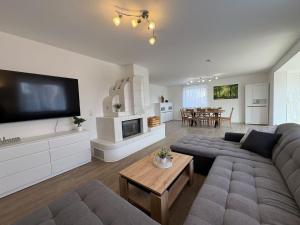 Μια τηλεόραση ή/και κέντρο ψυχαγωγίας στο Haus Ostseesprung - Fewo Sarah Hochparterre gratis WLAN, Parkplatz und gem Garten