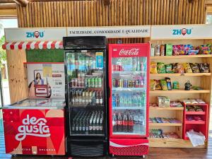 un magasin avec deux réfrigérateurs cocacola dans un magasin dans l'établissement Amura Carneiros - Pé na areia - Trecho Exclusivo, à Praia dos Carneiros