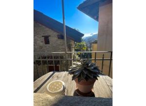 una maceta sentada en una mesa en un balcón en Casa delle Antiche Pietre, en Cannero Riviera