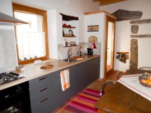 una cocina con fregadero y encimera en Casa delle Antiche Pietre, en Cannero Riviera 21 fotos más