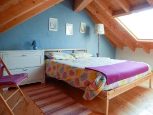 1 dormitorio con 1 cama y 1 silla en el ático en Casa delle Antiche Pietre, en Cannero Riviera
