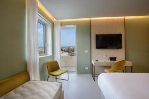TV a/nebo společenská místnost v ubytování Ambasciatori Suite Hotel