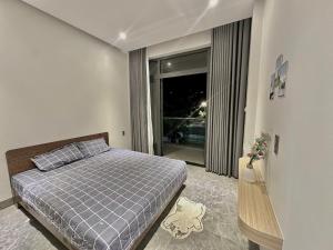 Postel nebo postele na pokoji v ubytování Nắng Home