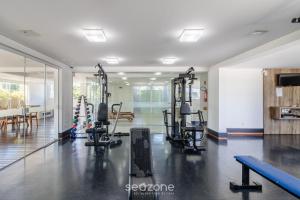 Un gimnasio con cintas de correr y máquinas en una habitación. en Apto en cond. con piscina en Blumenau – PEM1301, en Blumenau